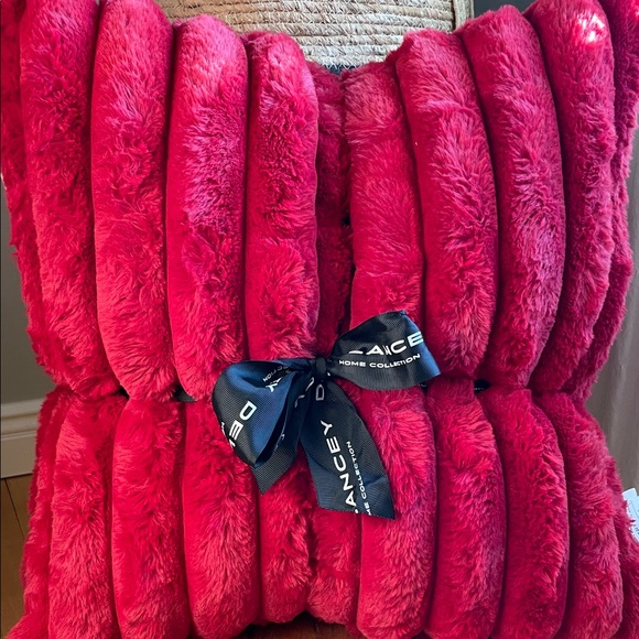 Set of 2 Luxurious Plush Red Faux Fur Throw Pillows🏡NWT! - Picture 4 of 10